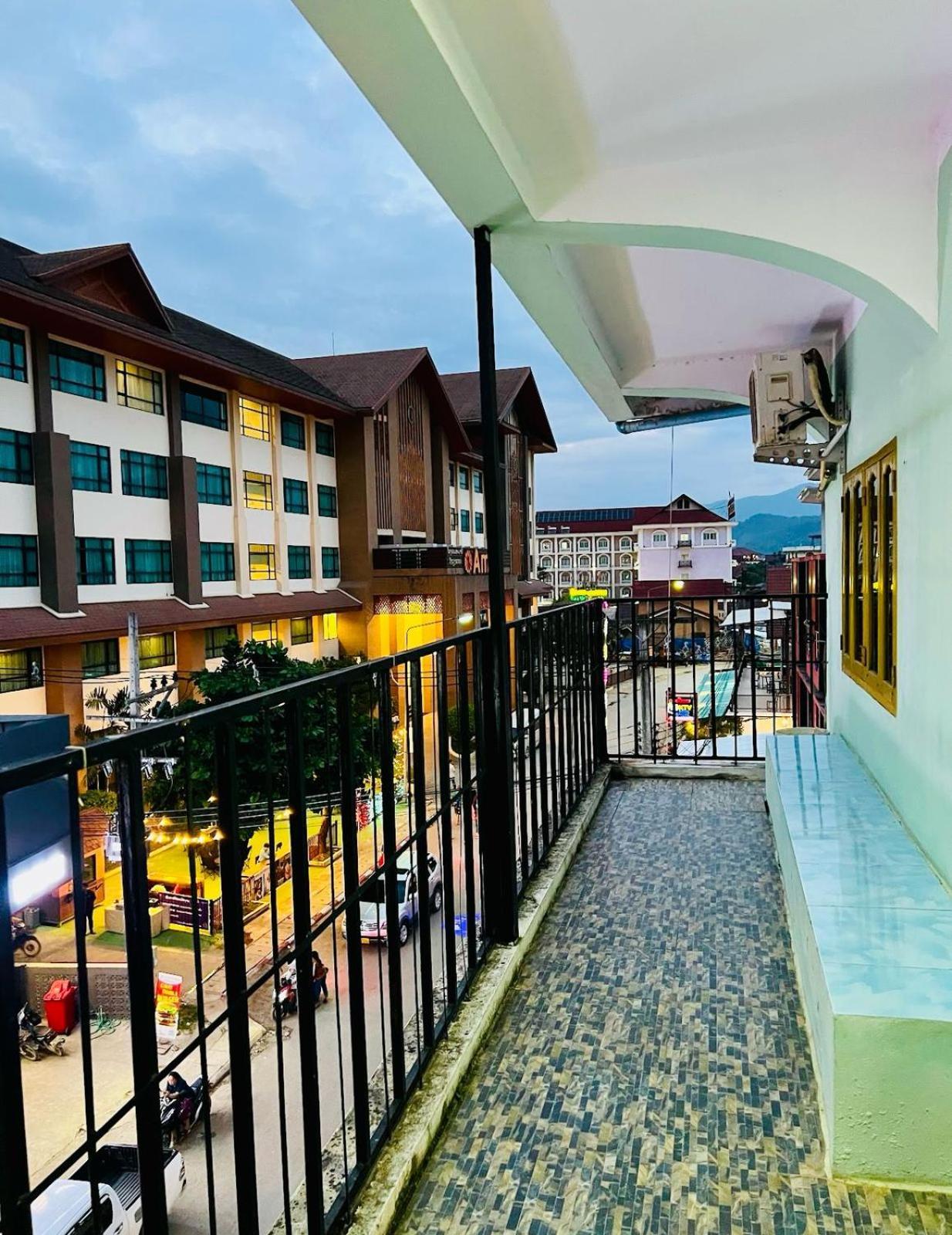 Vang Vieng Ruby Backpackers Hostel エクステリア 写真